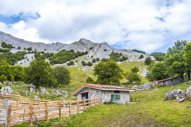 Cabaña de agricultores en un entorno mágico en la subida de la colina.