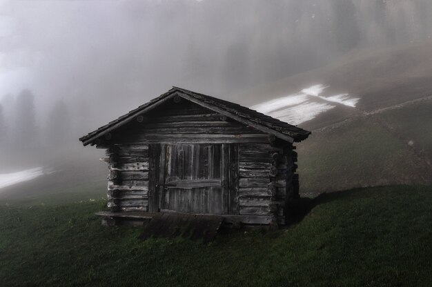 Cabaña en campo de hierba