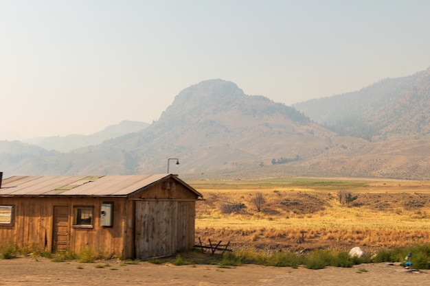 Foto gratuita cabaña de madera en un paisaje desierto en un día soleado