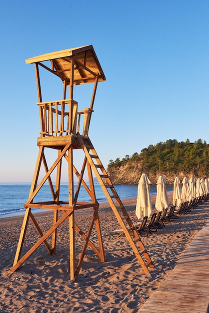 Cabaña de madera de playa para guardacostas. Cielo emocionante