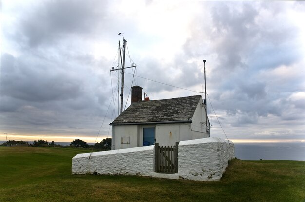 Cabaña de vigía del salvavidas en los acantilados de Cornwall.