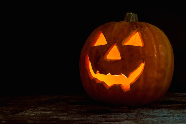 Cabeza de calabaza de Halloween jack linterna sobre fondo de madera