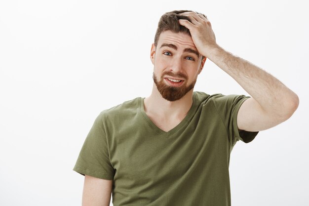 La cabeza del chico duele de pensar, sentirse deprimido y molesto, culpable de no inventar buenas ideas, tomarse de la mano en el cabello, fruncir el ceño y entrecerrar los ojos, estar disgustado y triste, disculparse por una pared blanca