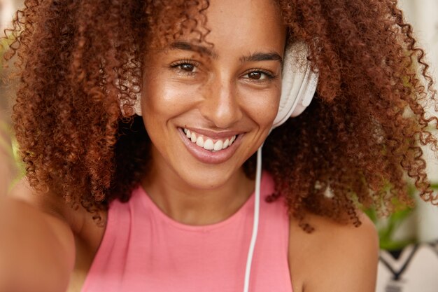 En la cabeza de una mujer muy sonriente tiene una encantadora sonrisa agradable