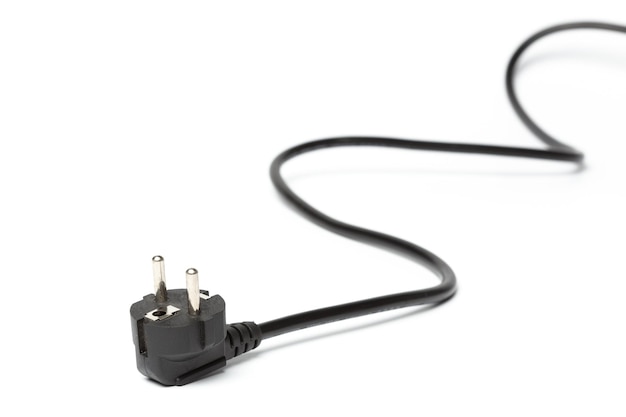 Cable de alimentación negro con enchufe y zócalo aislado en blanco