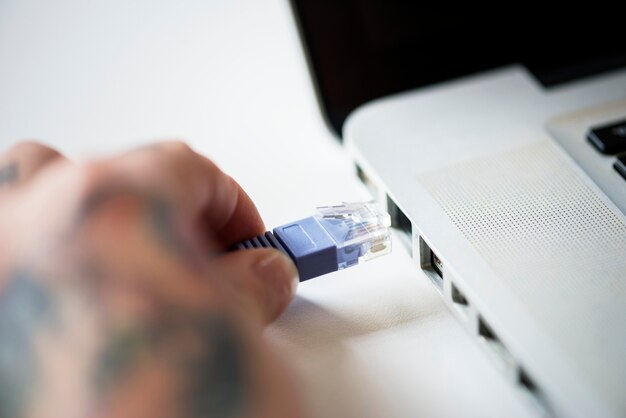 Cable Lan conectado en una computadora portátil