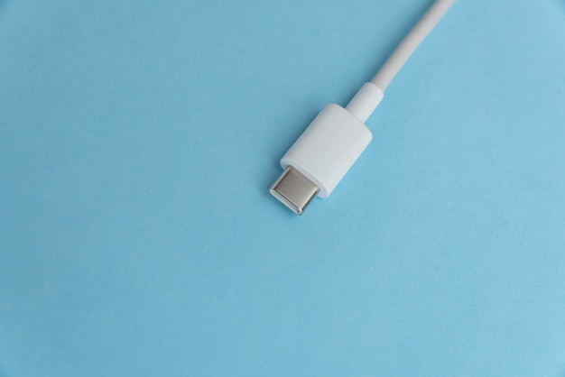 Cable USB tipo C sobre fondo azul.