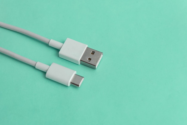 Foto gratuita cable usb tipo c sobre fondo azul.