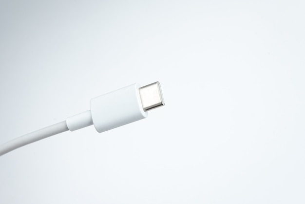 Cable USB tipo C sobre fondo blanco aislado