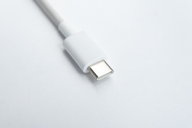 Cable USB tipo C sobre fondo blanco aislado