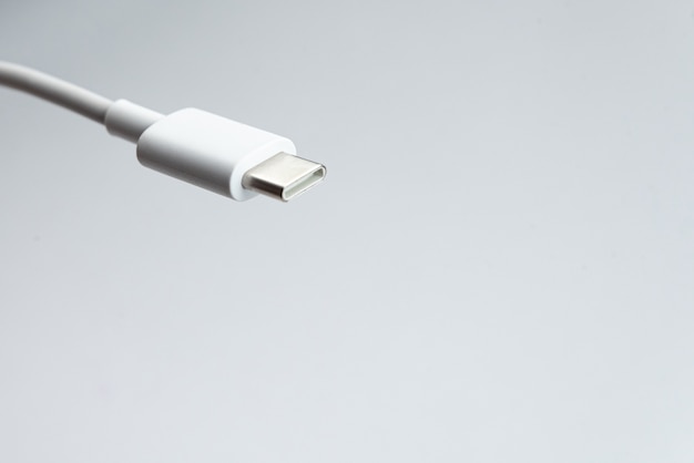 Foto gratuita cable usb tipo c sobre fondo blanco aislado