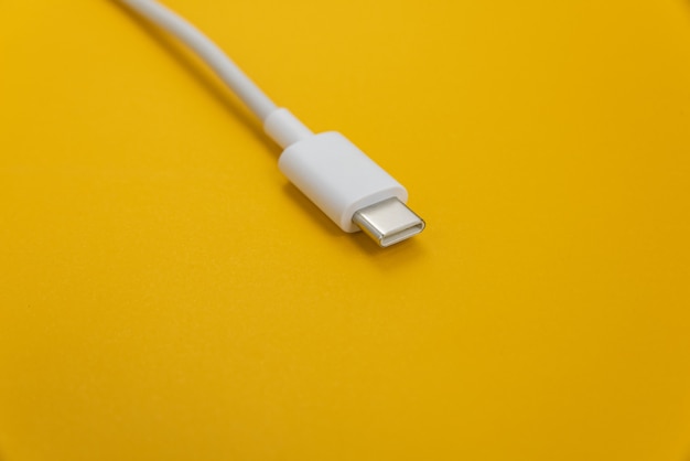 Foto gratuita cable usb tipo c sobre fondo naranja