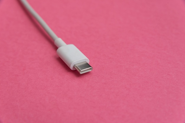 Foto gratuita cable usb tipo c sobre fondo rosa