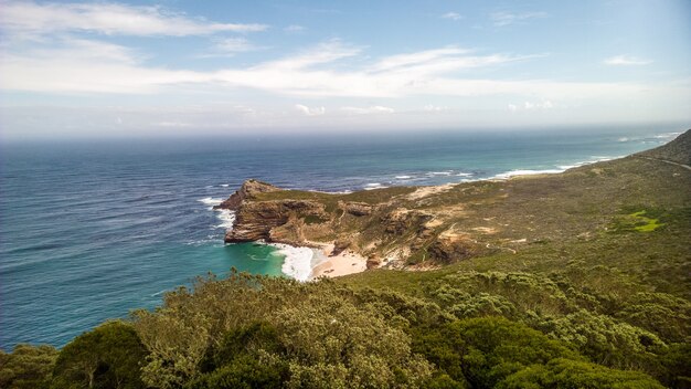 Cabo de Buena Esperanza rodeado por el mar bajo la luz del sol durante el día en Sudáfrica