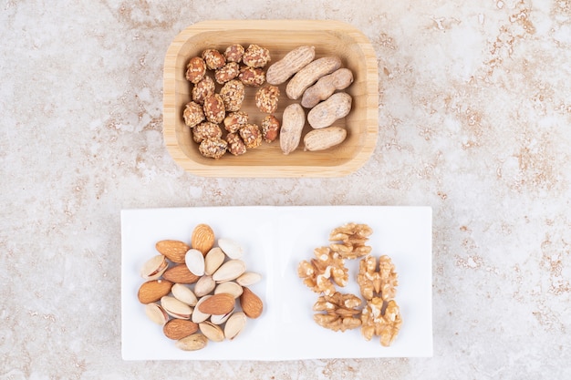 Cacahuetes frescos y glaseados junto a nueces, almendras y pistachos