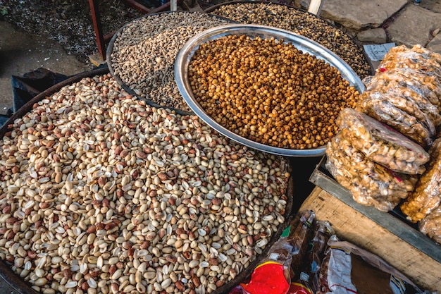 Cacahuetes que venden en el mercado indio