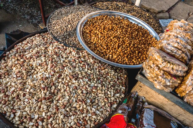 Cacahuetes que venden en el mercado indio