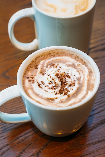 Cacao caliente y chocolate en taza o taza blanca.