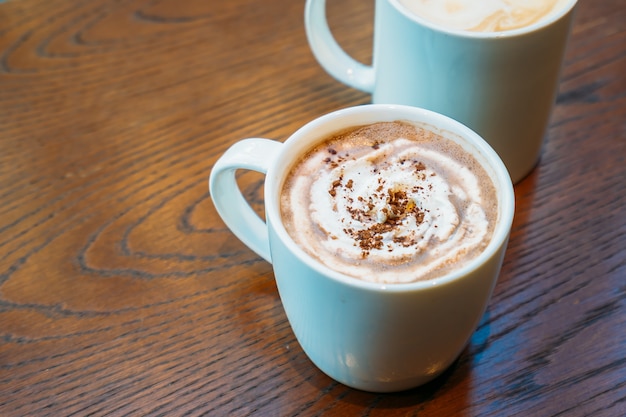 Cacao caliente y chocolate en taza o taza blanca.