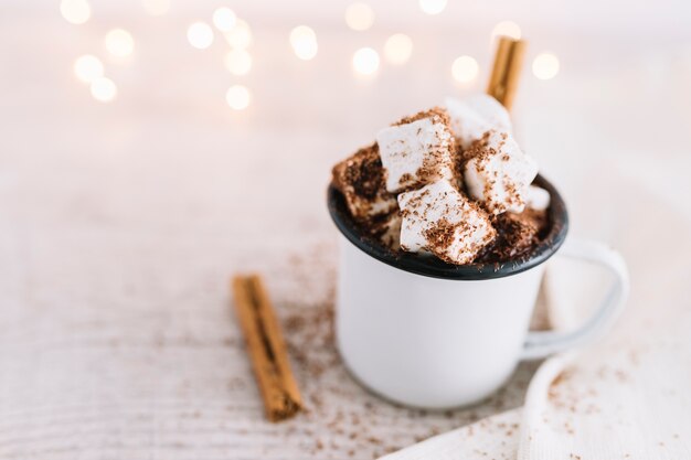 Cacao caliente con malvaviscos en taza blanca.