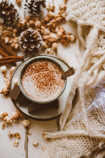 Cacao, chocolate, palomitas de maíz, galletas de jengibre y manta de punto Acogedor fondo de casa de invierno