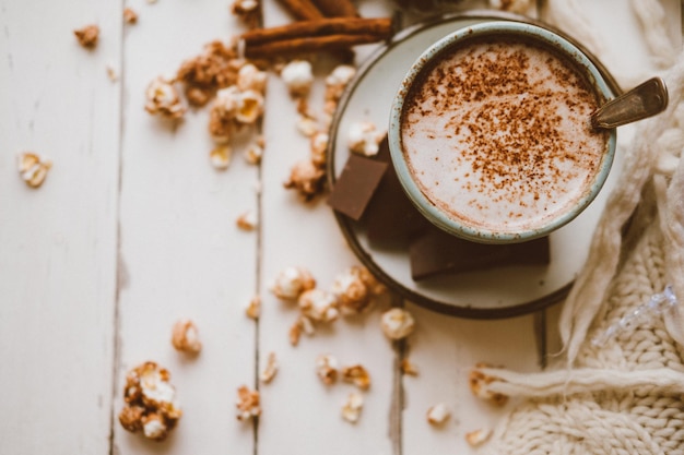 Cacao, chocolate, palomitas de maíz, galletas de jengibre y manta de punto Acogedor fondo de casa de invierno