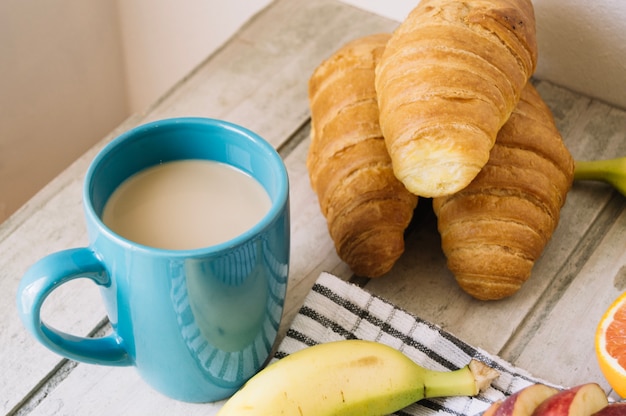 Foto gratuita cacao y croissants