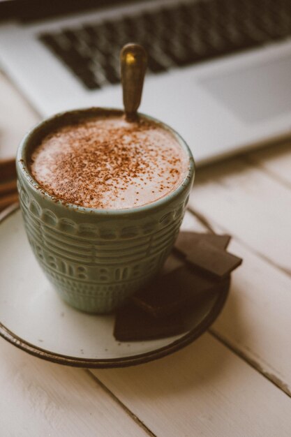 Cacao con laptop Acogedor invierno hogar cálido fondo