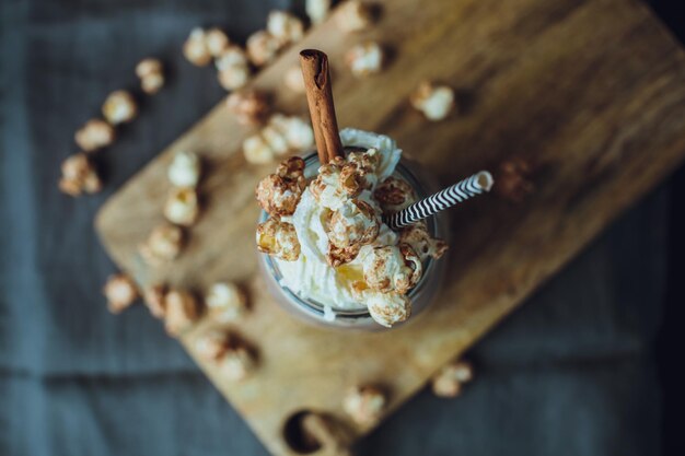 Cacao de palomitas de caramelo con crema batida alimentos poco saludables