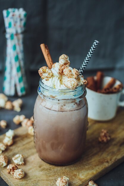 Cacao de palomitas de caramelo con crema batida alimentos poco saludables