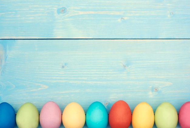 Cada huevo de pascua en diferente color.