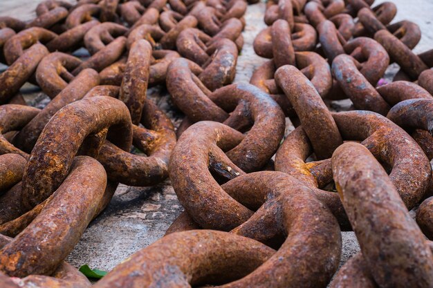 Cadena de barco oxidado viejo en el enfoque selectivo del primer plano del muelle Idea para el fondo el concepto de envío y reciclaje de materiales