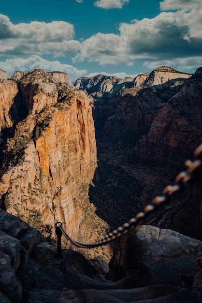 Una cadena de hierro que conecta las rocas en el Parque Nacional Zion en Springdale, EE.