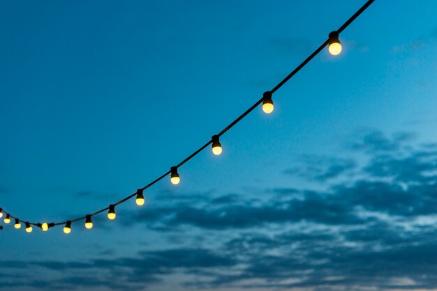 Cadena de luces con cielo al atardecer