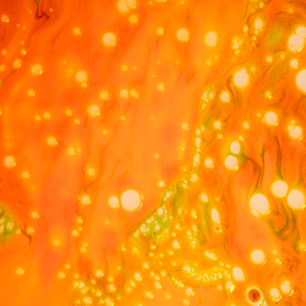 Cadena de luces naranja y burbujas abstractas.