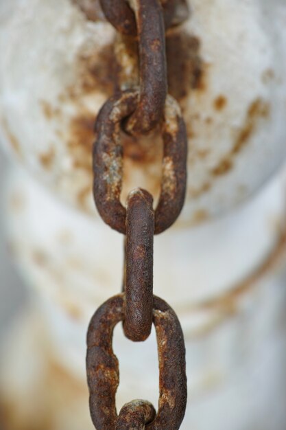 Cadena oxidada colgando