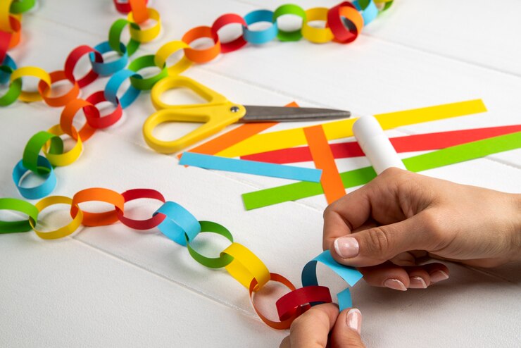 Foto gratuito cadenas de papel de colores bodegón