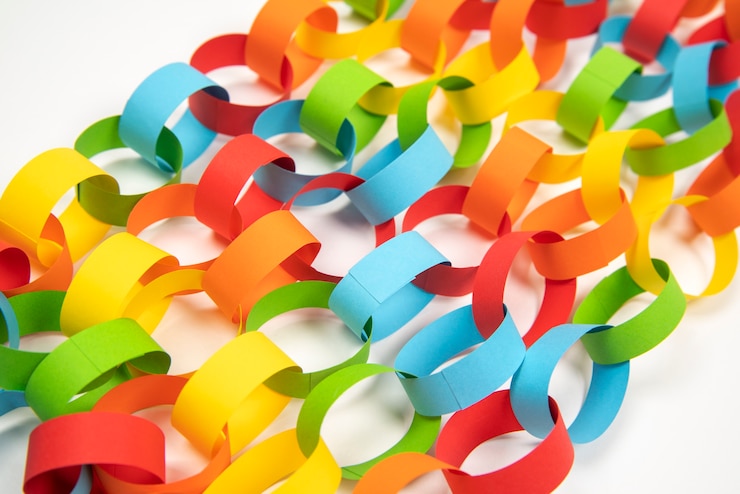 Foto gratuito cadenas de papel de colores bodegón