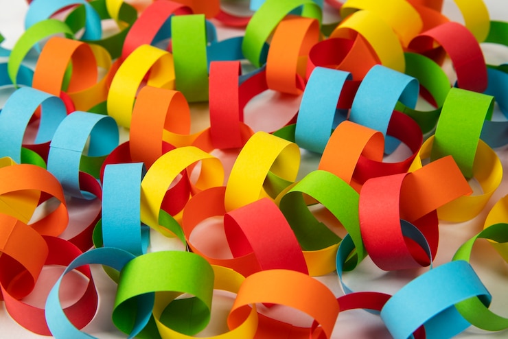 Foto gratuito cadenas de papel de colores bodegón