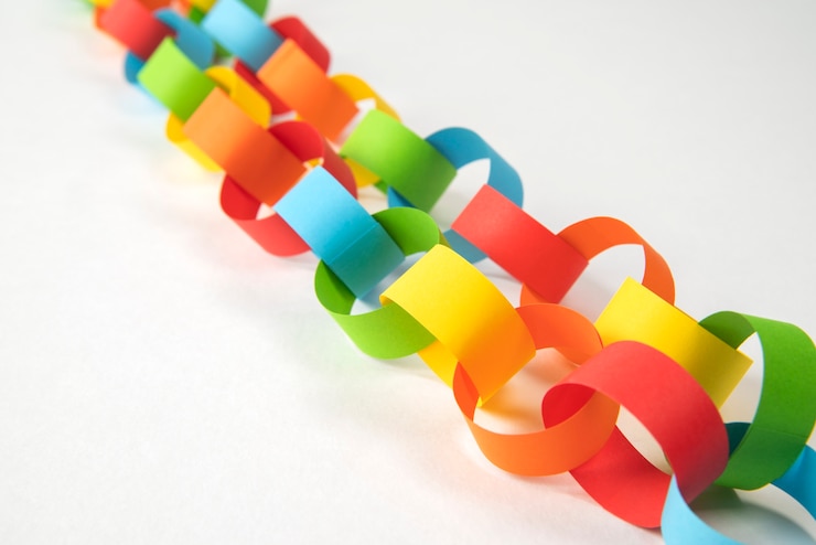 Foto gratuito cadenas de papel de colores bodegón