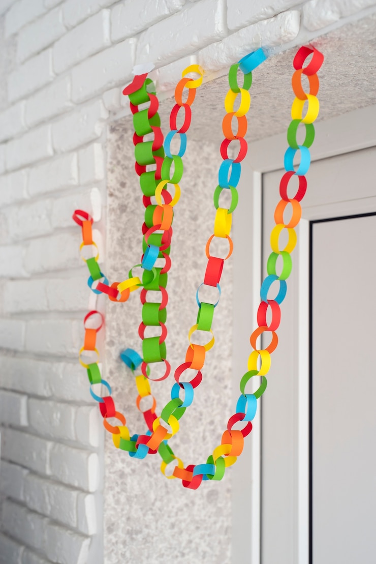 Foto gratuito cadenas de papel de colores bodegón
