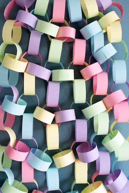 Cadenas de papel de colores bodegón
