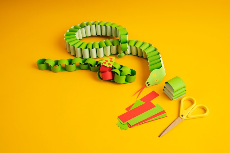 Foto gratuito cadenas de papel de colores bodegón