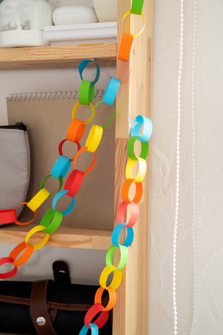 Foto gratuito cadenas de papel de colores bodegón