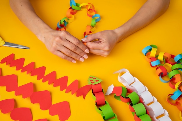 Foto gratuita cadenas de papel de colores bodegón