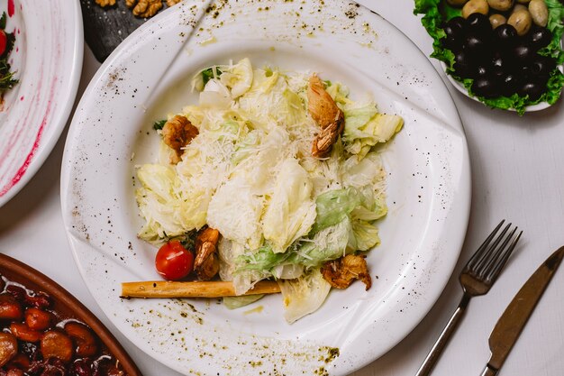 Caezar gambas lechuga tomate parmesano anchoas vista superior