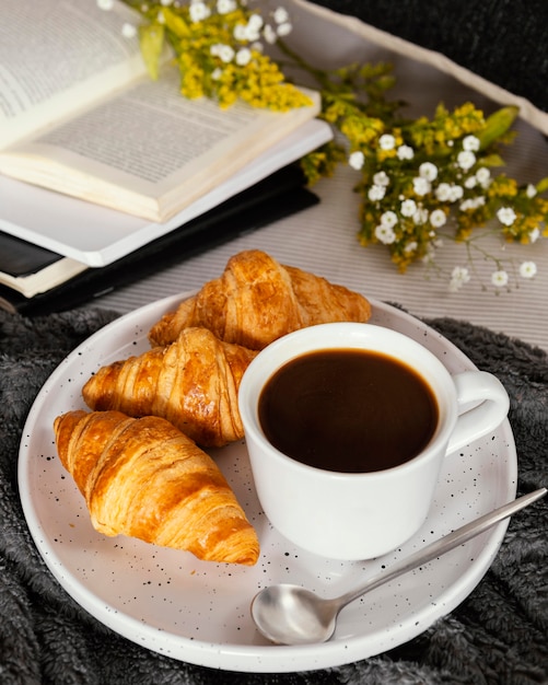 Café de alto ángulo y croissants para el desayuno.