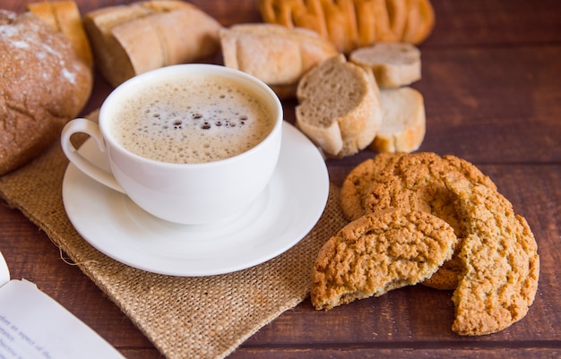 Café con alto ángulo de galletas.