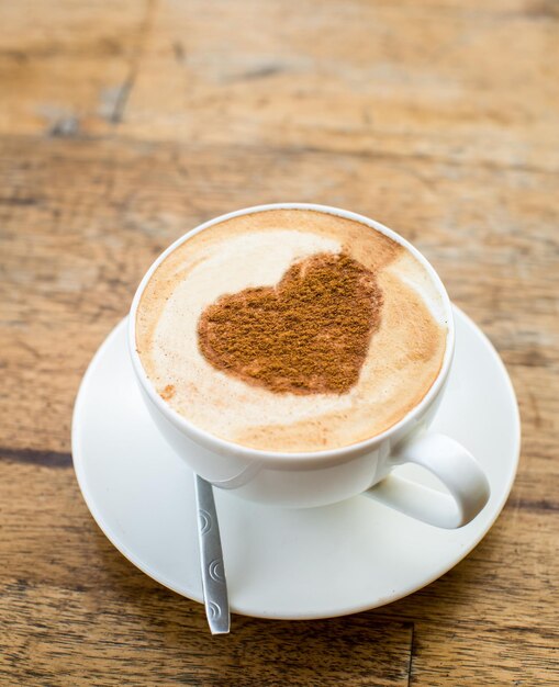 Café amoroso Taza de capuchino fresco con signo de corazón