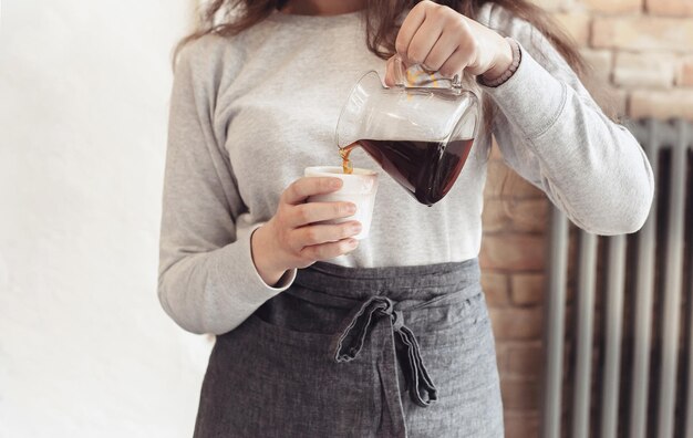 Café Barista haciendo concepto de servicio y preparación de café